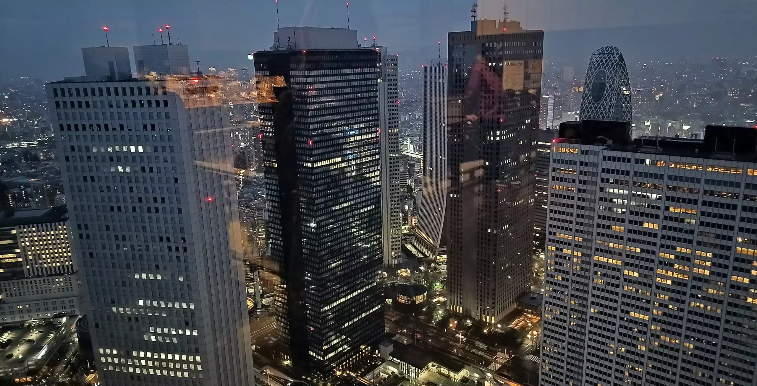 Sightseeing der Tokio Skyline vom Metropolitan Government Building in Shinjuku